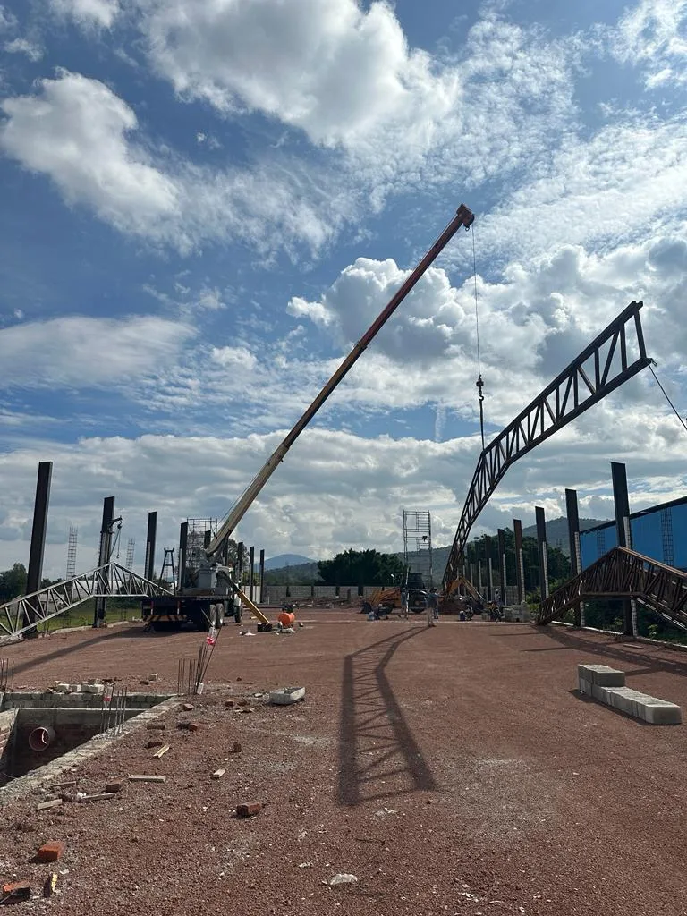 Construction site in Sahuayo, Michoacán with crane and steel framework.