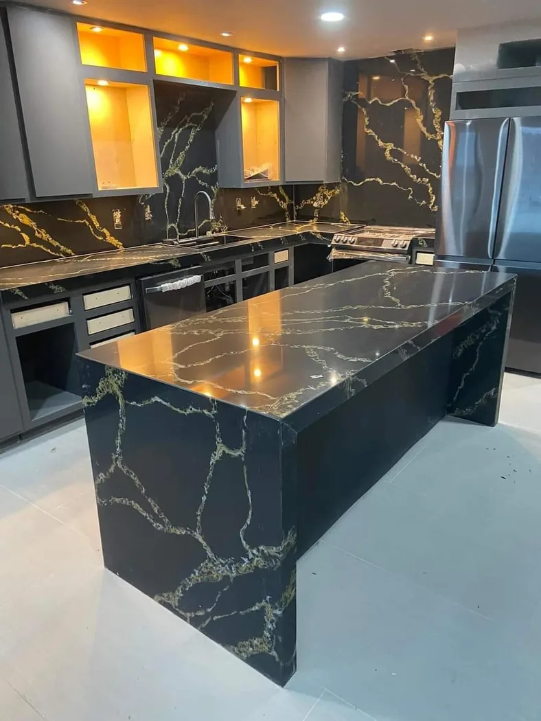 Modern kitchen remodel with luxurious black marble countertops in Sahuayo.